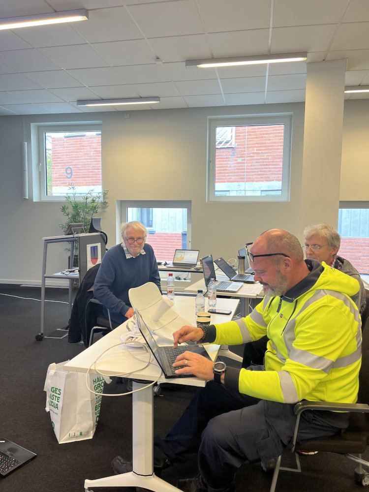 b-09_johan_bjoern_o_micke_skoeter_kommunikationen_i_vaermdoesalen.jpg